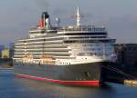 Die ''Queen Victoria'' IMO:9320556 bei Morgenlicht in Kopnhagen -Langelinie Pier im September 2013.