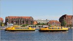 Die beiden  Hafenbusse  NORDHAVN und NYHAVN begegnen sich auf ihrer Linienfahrt im Hafen von Kopenhagen. 02.06.2016