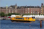 Die 2013 gebaute NORDHAVN (Dän. Kontrollnr. P 982) wird in Kopenhagen als  Hafenbus  im Linienverkehr eingesetzt. Der Hafen wird inzwischen wieder häufiger von Badenden und Schwimmer/innen genutzt, wie im Bild zu sehen ist. Das macht es den Schiffsführern nicht einfach. Länge: 24,35 m, Breite: 7,00 m, Tiefgang: 1,55 m. 02.06.2016