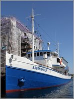 Die 1916 in den Niederlanden gebaute BJØRNSHOLM (IMO 5161158) liegt am 02.06.2016 im Nyhavn von Kopenhagen. Dieses Fahrgastschiff wird als Restaurantschiff genutzt und ist für 170 Passagiere zugelassen. Die BJØRNSHOLM ist 32,4 m lang und 6,66 m breit. Die Maschine leistet 286 kw und ermöglicht eine max. Geschwindigkeit von 10 kn. Heimathafen ist Kopenhagen (Dänemark). Frühere Namen: CORRIE, INGER, HELMSAND.