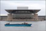 Die Barkasse P 916 ist am 30.03.2006 auf Hafenrundfahrt in Kopenhagen. Hier ist sie vor dem neuen Opernhaus zu sehen. 