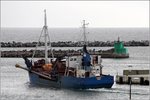 Die 1977 gebaute AHLSELL (IMO 7726782) manövriert durch den Hafen von Rønne auf Bornholm. Dieses Baggerschiff ist 37,49 m lang und 9,22 m breit, die GT/BRZ beträgt 377 und die DWT 610 t. Heimathafen ist Rønne (Dänemark). 28.08.2016