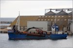 Die 1977 gebaute AHLSELL (IMO 7726782) hat gerade in Rønne auf Bornholm abgelegt. Dieses Baggerschiff ist 37,49 m lang und 9,22 m breit, die GT/BRZ beträgt 377 und die DWT 610 t. Heimathafen ist Rønne (Dänemark). 28.08.2016