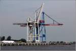 Der Hafen von Brake wurde in den vergangenen Jahren nach Norden um den Niedersachsenkai verlngert und vergrert. Hier zwei Containerbrcken auf dem Niedersachsenkai. 01.08.2012
