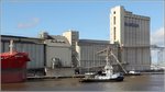 Die 2000 gebaute WESER (IMO 9207687) liegt am 23.03.2016 in Brake (Unterweser) einsatzbereit vor der GREAK SEAS. Dieser URAG-Schlepper ist 33,46 m lang und 12,50 m breit, hat eine Maschinenleistung von 5.000 kW und einen Pfahlzug von 71 t. Heimathafen ist Bremen.