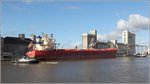 Die GREEK SEAS (IMO 9718698) kurz vor dem Ablegen in Brake. Die Leinenverbindungen zu den Schleppern WILHELMSHAVEN (am Heck) und WESER sind vorhanden, der Festmacher steht am linken Bildrand bereit um die Achterleine loszuwerfen und der Querverkehr ist vorbei. 23.03.2016
