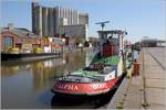 Der 1942 gebaute Schubschlepper ALPHA (ENI 02102268) liegt im Kanalhafen in Brake. Es ist 19,44 m lang und 5,10 m breit. Die Motorleistung beträgt 565 kW. Heimathafen ist inzwischen Brake. Am Heck ist noch der frühere Heimathafen Urk (Niederlande) zu erkennen. Frühere Namen: LIES, TITAN, IRA, DECOMEA. 20.04.2021