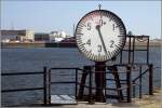 Pegeluhr beim Leuchtfeuer berseehafen Sd in Bremen. Scan eines Dias vom 08.08.2004.