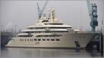 Bei Lürssen in Bremen-Vegesack liegt dieser Megayacht-Neubau. Der Name dieser auf 150 m Länge geschätzten Yacht ist noch verhüllt. 15.12.2015