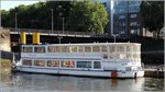 Die 1972 gebaute BREMEN (ENI 04803690) liegt am 07.08.2016 an der Teerhofspitze in Bremen. Sie ist 28,80 m lang, 5,70 m breit und kann bis zu 250 Passagiere an Bord nehmen. Heimathafen ist Verden. Frühere Namen: MÖWE, SEELANDPERLE.