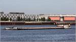 Die 1958 gebaute HANNOVER (ENI 04005130) in Bremen auf der Weser zu Tal. Sie ist 85 m lang, 8,20 m breit und hat eine Tonnage von 1.163 t. Heimatort ist Duisburg.