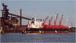 Die 2012 gebaute KUMPULA (IMO 9590802) liegt am 23.08.2017 am Stahlwerk in Bremen. Sie ist 197 m lang und 32,26 m breit, hat eine GT/BRZ von 33.958 und eine DWT 56.348 t. Heimathafen ist Helsinki (Finnland). Früherer Name: LOWLANDS SUNRISE.