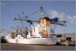 Nicht nur Bananen werden hier gelscht, in den Khlcontainern auf der CHIQUITA SCHWEIZ (IMO 9015216) befinden sich auch andere Sdfrchte. 29.05.2009 in Bremerhaven.