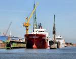 Tanker  Omegagas  Lg.95m-Br.14m am 05.07.09 um 11.40 Uhr in Bremerhaven  