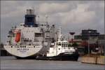 Manvrieren im engen Hafenbecken gelingt Schiffen wie der DOLE AFRICA (IMO 9046538) nur mit Untersttzung von Schleppern wie der Bremerhaven. 11.07.2009 im Fischereihafen II von Bremerhaven.