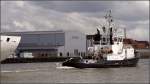 Schlepper BREMERHAVEN (IMO 9045871) der URAG sorgt am Heck der DOLE AFRICA (IMO 9046538) mit einem Pfahlzug von 46 t fr das Kurshalten im engen Hafenbecken des Fischereihafens II in Bremerhaven. 11.07.2009