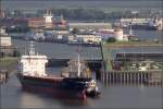 Die 2004 gebaute NOTOS (IMO 9045728) verlsst am 23.06.2007 mit Untersttzung des Schleppers BERNE die Fischereihafen-Doppelschleuse. 