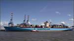 Die 2008 gebaute EUGEN MAERSK (IMO 9321550) ist 397,71 m lang, 56,4 m breit, hat eine Maschinenleistung von 80080 kw und kann 11.000 TEU transportieren. Heimathafen ist Randers (Dnemark). Hier ist sie beim Anlegen in Bremerhaven zu sehen. 13.08.2009