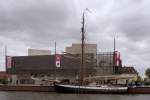 Die 1867 gebaute nordische Jagt GRNLAND das erste deutsche Polarexpeditionsschiff. Sie ist 29,30 m lang, 6,09 m breit, hat einen Tiefgang von 2,30 m und eine Segelflche von 283 m. Das Schiff gehrt zur Flotte des Deutschen Schifffahrtsmuseums Bremerhaven. Aufgenommen am 13.06.2009 vor der Kulisse des Deutschen Auswandererhauses in Bremerhaven.