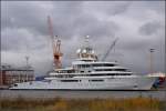 Die LUNA soll - so hrt man - von einem russischen Milliardr in Auftrag gegeben worden sein. Hier liegt sie am 17.10.2009 am Ausrstungskai der Lloyd-Werft in Bremerhaven.