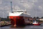 Die 2000 gebaute TAMESIS (IMO 9191307) wird am 13.08.2009 von zwei Schleppern an die Kaimauer im Nordhafen von Bremerhaven bugsiert. Sie ist 240 m lang, 32 m breit, hat eine GT von 67140 und kann 5.496 Fahrzeuge transportieren. Heimathafen ist Tnsberg (Norwegen). 