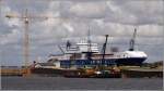 Hinter der Baustelle der neuen Kaiserschleuse ragt die 2005 gebaute TOR FREESIA (IMO 9274848) aus dem (Schwimm-) Dock V der MWB in Bremerhaven. Sie soll dort verlngert werden. Die TOR FREESIA fhrt unter schwedischer Flagge. 13.08.2009