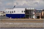 Der Weserdeich in Bremerhaven wird von einer Verlngerungssektion fr ein Ro-Ro-Frachtschiff der DFDS berragt, die im Kaiserhafen I auf den Einbau wartet. 13.08.2009