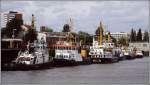 Eine ganze Reihe von Schiffen liegt am Kai des WSA in Bremerhaven. Scan eines Dias aus dem Jahr 1998.