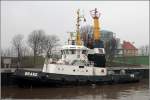 Der 1983 gebaute Schlepper BRAKE (IMO 8223036) gehrt zur Flotte der URAG. Die BRAKE ist 28 m lang, 9 m breit, hat eine Maschinenleistung von 2 x 800 kw und eine Pfahlzug von 25,5 t. Heimathafen ist Bremen. Hier liegt sie am 16.04.2006 im Vorhafen der Neuen Schleuse in Bremerhaven.