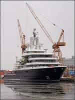 Die auf der Lloyd Werft in Bremerhaven gebaute Megayacht LUNA habe ich im Oktober 2009 schon vorgestellt (siehe Bild ID 13186 und 13187). Inzwischen ist ihr dunkelblauer Rumpfanstrich sichtbar, der ihr ein eleganteres Aussehen verleiht. Zuvor war der Rumpf noch von einer Folie berzogen. 14.02.2010