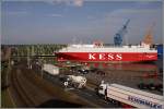 Die WESER HIGHWAY (IMO 9065417, siehe auch Bilder ID 13007 und 13008) passiert die geffnete Drehbrcke ber den Verbindungshafen in Bremerhaven. Gut zu beobachten ist die Szenerie vom Containeraussichtsturm. 30.03.2010