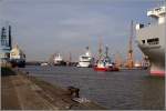 Am Verbindungshafen zwischen den Kaiserhfen und dem Ost- und Nordhafen liegen die Docks und Kais der Lloyd Werft (gegenber liegende Hafenseite) in Bremerhaven. 30.03.2010