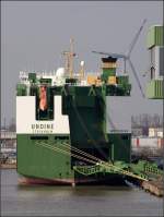 Die 2003 gebaute UNDINE (IMO 9240160) liegt am 30.03.2010 im Nordhafen von Bremerhaven. Sie ist 228 m lang, 32 m breit, hat eine GT von 28388 und kann 7.200 Fahrzeuge transportieren. Heimathafen ist Stockholm (Schweden). 