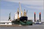 Die 2000 gebaute UAL ANGOLA (IMO 9210701) liegt im Schwimmdock der Werft Rickmers Lloyd in Bremerhaven. Sie ist 126 m lang, 19 m breit und hat eine GT/BRZ von 7111. Heimathafen ist Limassol (Zypern). Frhere Namen: DAMSTERDIEP, DINTELDIEP. Rechts im Bild ist die Hubinsel THOR zu sehen. 16.05.2010