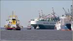 Hafenszene aus Bremerhaven: ein Autotransporter wird mit Schlepperuntersttzung in den berseehafen gefahren. Links im Bild liegt ein Bagger. Rechts im Hintergrund sind die Krne der Stromkaje zu sehen. Aufnahmedatum: 11.06.2006