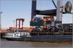 Auch beim Be- und Entladen von Binnenschiffen, wie hier der AVISO I, werden an der Stromkaje in Bremerhaven die groen Containerbrcken eingesetzt. 26.06.2010

