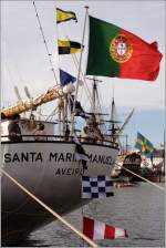 Die Flagge Portugals flattert im Heck des Viermasters SANTA MARIA MANUELA. 25.08.2010