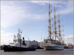 Das russische Segelschulschiff MIR wird mit dem Heck voran mit Schlepperuntersttzung - im Bild die BLEXEN - an ihren Liegeplatz whrend der Sail 2010 Bremerhaven verholt. 25.08.2010