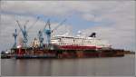 Das Hurtigrutenschiff NORDKAPP liegt Bei BREDO im Dock in Bremerhaven. Anfang 2007 hatte es in der Antarktis Grundberhrung. Die Schden werden offensichtlich hier behoben, bevor es wieder in den Liniendienst entlang der Norwegischen Kste gehen kann.