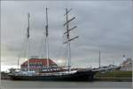 Der Dreimast-Toppsegelschoner GULDEN LEEUW liegt am 12.12.2010 vor dem Zoo am Meer im Neuen Hafen von Bremerhaven. Bereits zur Sail 2010 war dieses Schiff zu Gast in Bremerhaven.