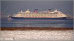 Die DISNEY DREAM (IMO 9434254) liegt fr Ausrstungsarbeiten noch am Kai des Columbus Cruise Centers Bremerhaven. Am 19.12. bergab die Meyer-Werft das grte Passagierschiff, das jemals in Deutschland gebaut wurde, an die Disney Cruise Line. Am selben Abend legte die DISNEY DREAM zur berfhrungsfahrt in die Karibik ab. Sie ist 340 m lang, 37 m breit und bietet Platz fr 4.000 Passagiere. 18.12.2010