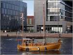 Die EYSEEND (Eichenholz) wurde 1975 in den Niederlanden als exakte Kopie eines dnischen Fischkutters gebaut. Sie ist 8,70 m lang, 3,50 m breit und hat eine Segelflche von 30 m. Heimathafen ist Noordlaren (Niederlande). Hier tuckert sie am 24.08.2010, dem Voraben der Sail, durch den Neuen Hafen in Bremerhaven.