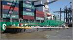 Die Liegezeit im Hafen nutzen die Containerschiffe auch zum Tanken. Hier ist das Tankschiff BOMINFLOT an der CSCL NAPOLI, die am 11.06.2006 an der Stromkaje in Bremerhaven lag, lngsseits gegangen.