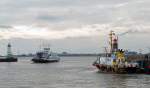 Bremerhaven: Das Lotsenboot  Weserlotse  hat soeben im alten Vorhafen festgemacht, whrend die Fhre  Nordenham  von Blexen einluft (13.03.2011)