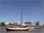 Die CHRISTEL begleitete mit einer Piratencrew den Weltrekordversuch zur lngsten Sportbootparade der Welt. Sie ist 18 m lang, 5 m breit und hat Bremerhaven als Heimathafen. Hier steuert sie am 30.04.2011 einen Liegeplatz im Neuen Hafen an.