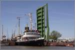 Der Dampfeisbrecher WAL (IMO 8862662) passiert am 30.04.2011 aus dem Kaiserhafen kommend die Klappbrcke, um an seinen Liegeplatz im Neuen Hafen von Bremerhaven zu gelangen.