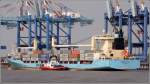 Die MAERSK VIGO (IMO 9242649) verfgt ber drei Krne, die jeweils 45 t tragen knnen. Das ermglicht ihr - anders als vielen anderen Containerschiffen - auch das Be- und Entladen in Hfen ohne entsprechende Lademglichkeiten. Hier luft sie am 23.04.2011 aus Bremerhaven aus.
