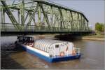 Viel Luft nach oben bleibt nicht, wenn die HEIN MCK bei ihrer Hafenrundfahrt unter der Drehbrcke in Bremerhaven durchfhrt. 23.04.2011
