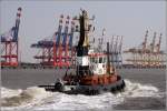 Die LUCHS (IMO 8912211) passiert am Samstagnachmittag des 23.04.2011 die fast schon vllig verwaiste Stromkaje in Bremerhaven. Der kommende Tag, der Ostersonntag, ist einer der wenigen Tage im Jahr, an denen Hafenruhe herrscht. Dann will hier kein Schiff fr teure Liegegebhren festgemacht haben.