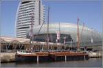 Die EMMA ist ein 1929 in Stettin gebauter Haffkahn, der bis 1992 im Einsatz war und dann in den Bestand des Deutschen Schifffahrtsmuseums Bremerhaven berging. In Kstennhe wurde gesegelt, in Binnengewssern wurde die EMMA von ihrem 120 PS starken Beiboot - Stoer genannt - angetrieben. Dazu wurde dieser Stoer im Bereich des Ruders und parallel zu diesem, im hinteren Teil des Schiffes festgemacht. Die EMMA ist 41,5 m lang und konnte 280 t Gter transportieren. An ihren drei Masten konnten 240 m Segel gesetzt werden. Hier liegt sie am 01.05.2011 im Alten Hafen von Bremerhaven.